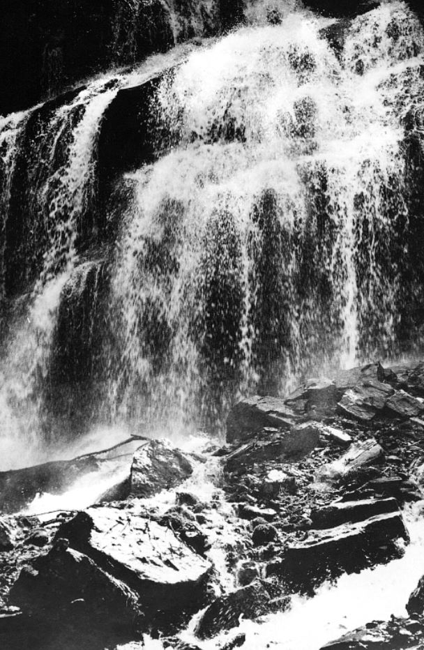 Revue Magazin Schweiz, Kurort Lenk im Berner Oberland entspringt die Simme aus einer Felswand, Fotos von W. Studer aus 1974